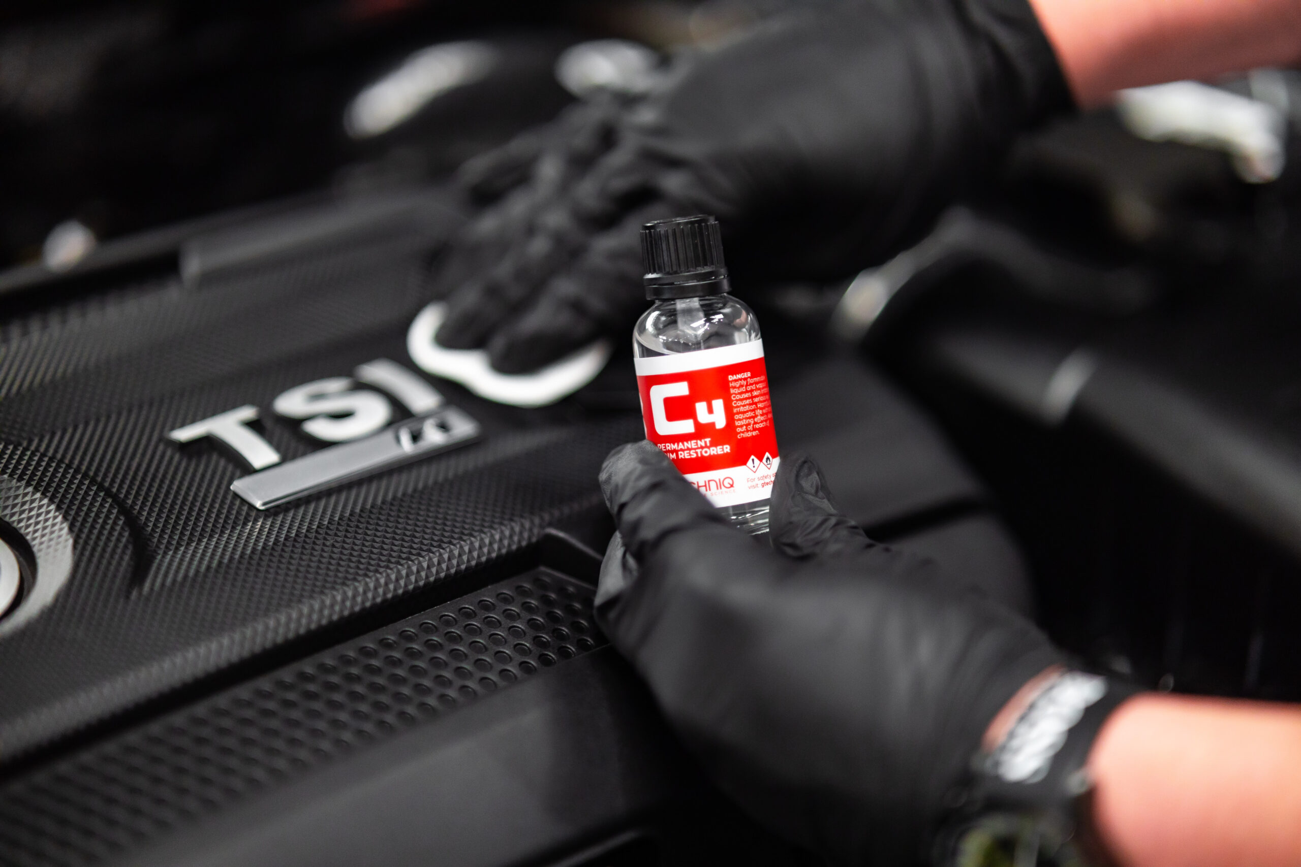 Comment rénover les plastiques noirs sur une voiture ?